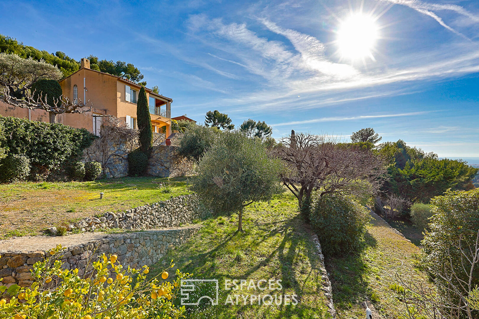 Architect-designed villa with sea view in Ollioules