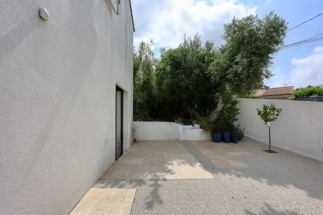 Recent villa at the foot of the fort