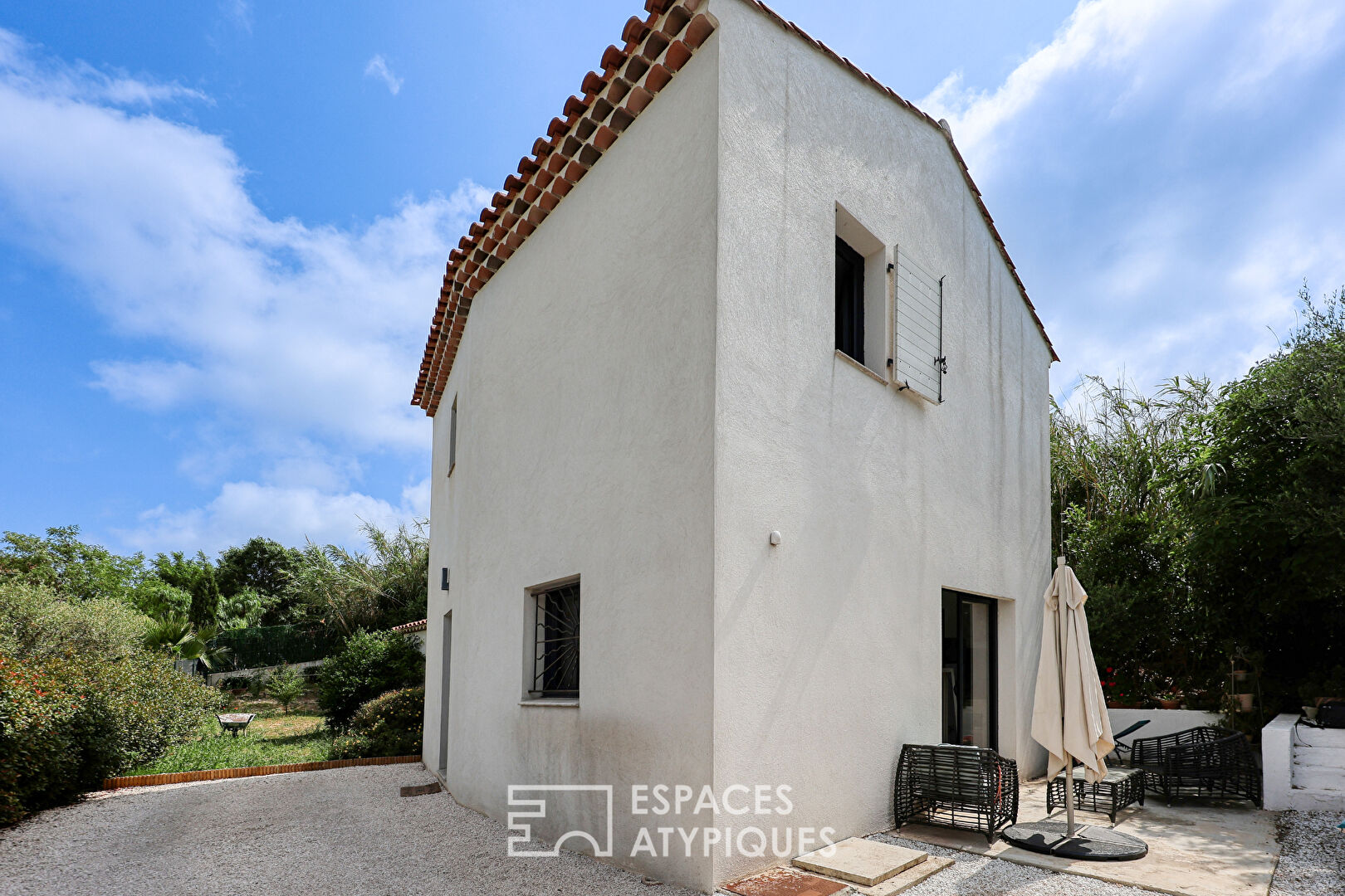 Recent villa at the foot of the fort