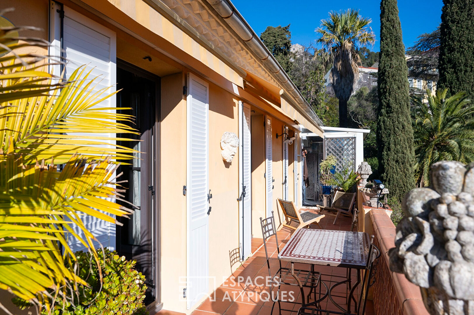 Unusual living environment for this apartment in the city center of Hyères