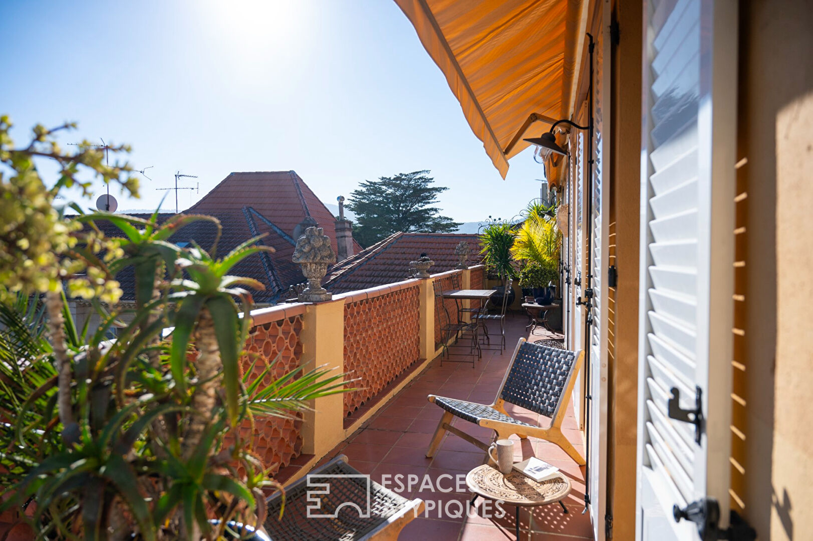 Unusual living environment for this apartment in the city center of Hyères