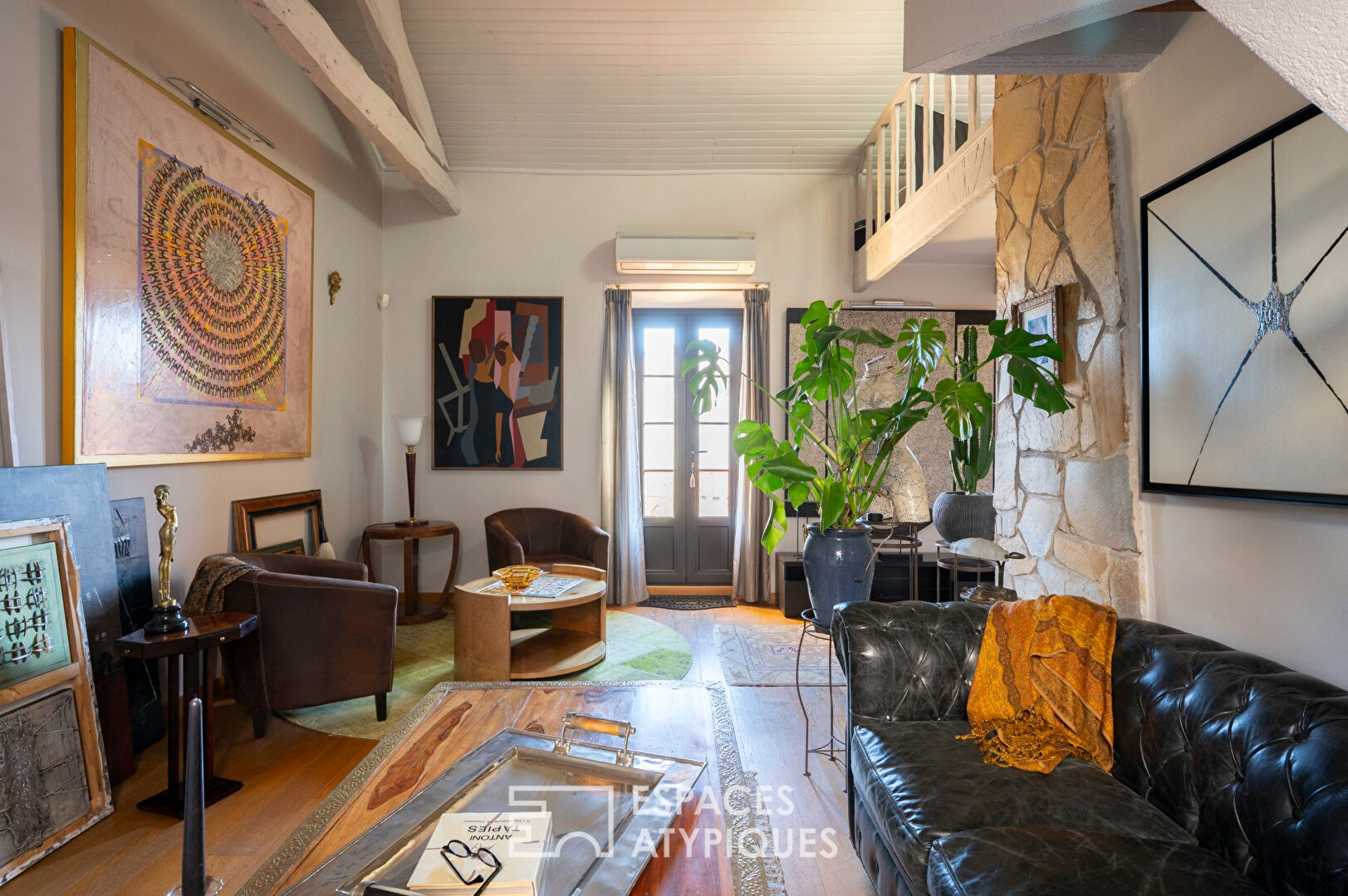 Unusual living environment for this apartment in the city center of Hyères