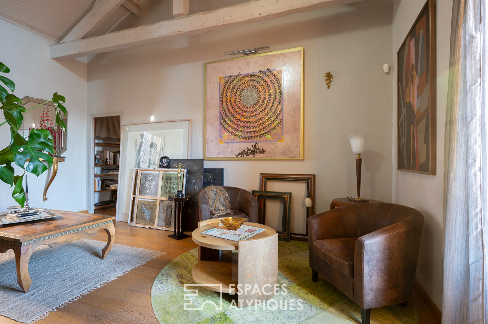 Unusual living environment for this apartment in the city center of Hyères