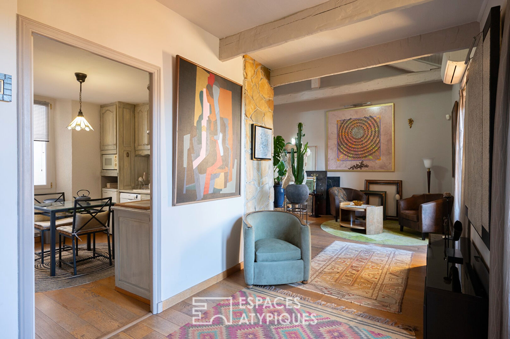 Unusual living environment for this apartment in the city center of Hyères