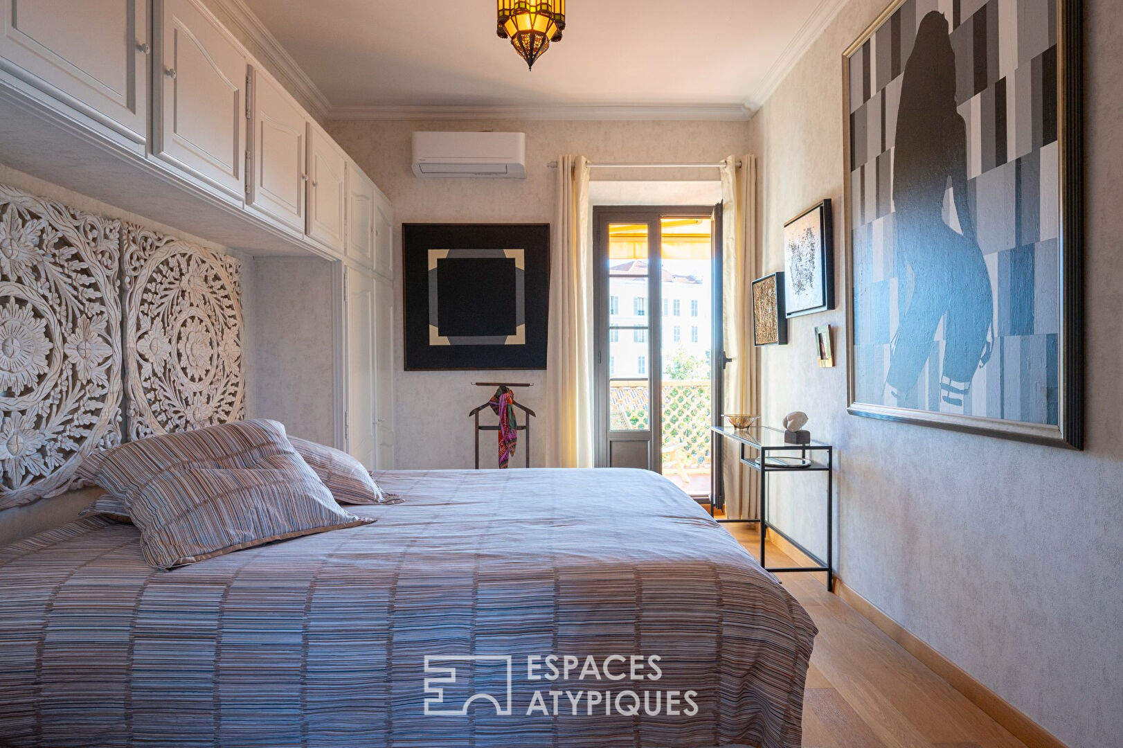 Unusual living environment for this apartment in the city center of Hyères