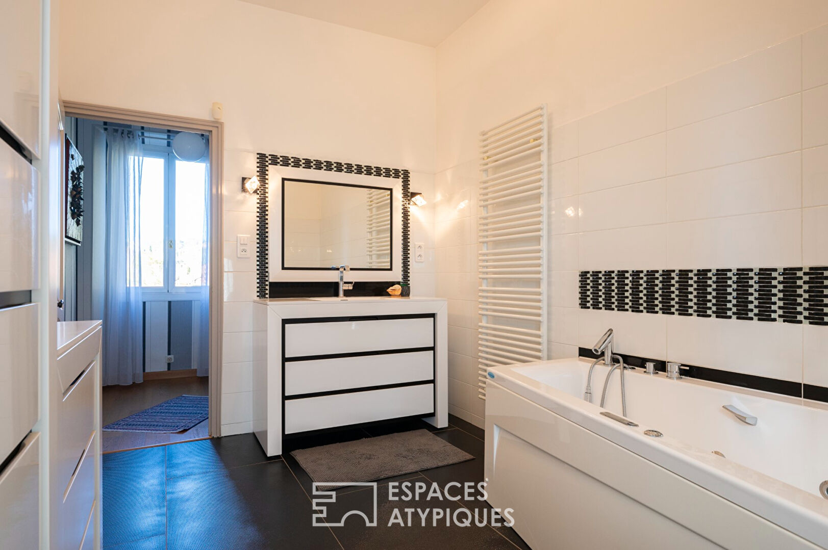 Unusual living environment for this apartment in the city center of Hyères