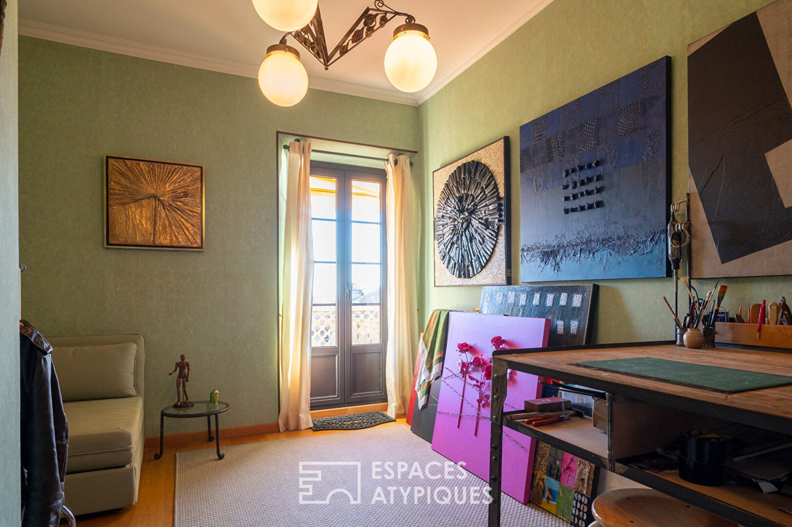 Unusual living environment for this apartment in the city center of Hyères