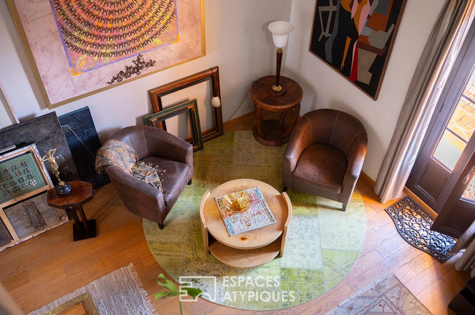 Unusual living environment for this apartment in the city center of Hyères