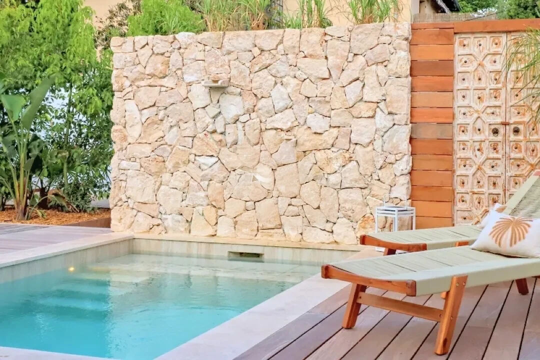 Réhabilitation contemporaine avec extérieur paysager et piscine
