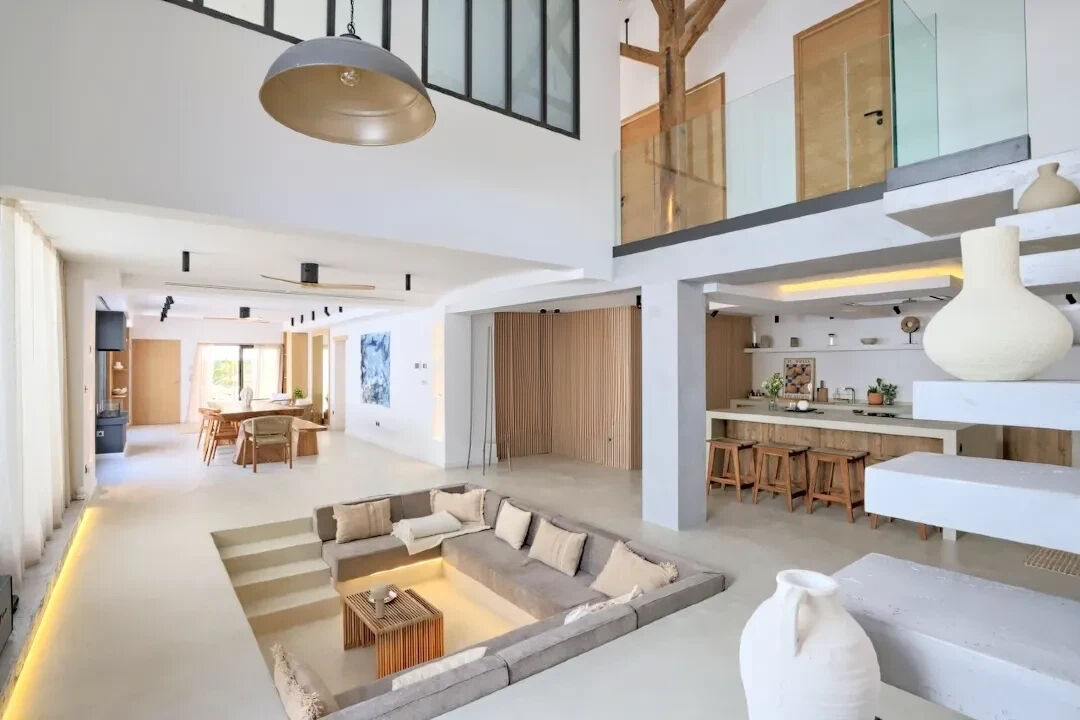 Réhabilitation contemporaine avec extérieur paysager et piscine