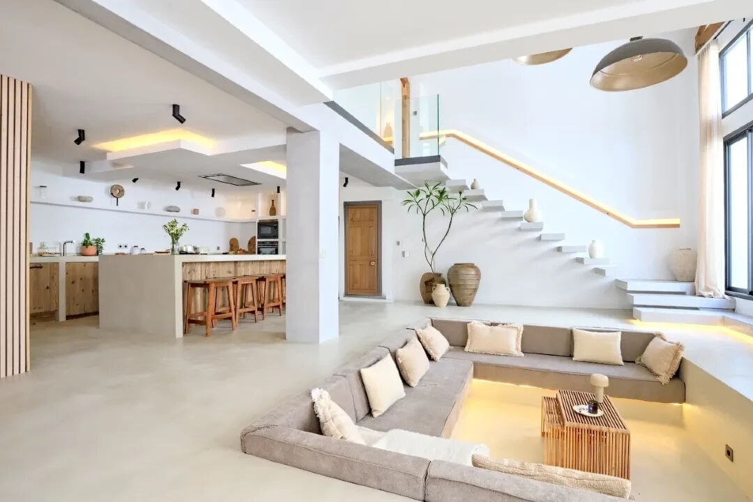 Réhabilitation contemporaine avec extérieur paysager et piscine