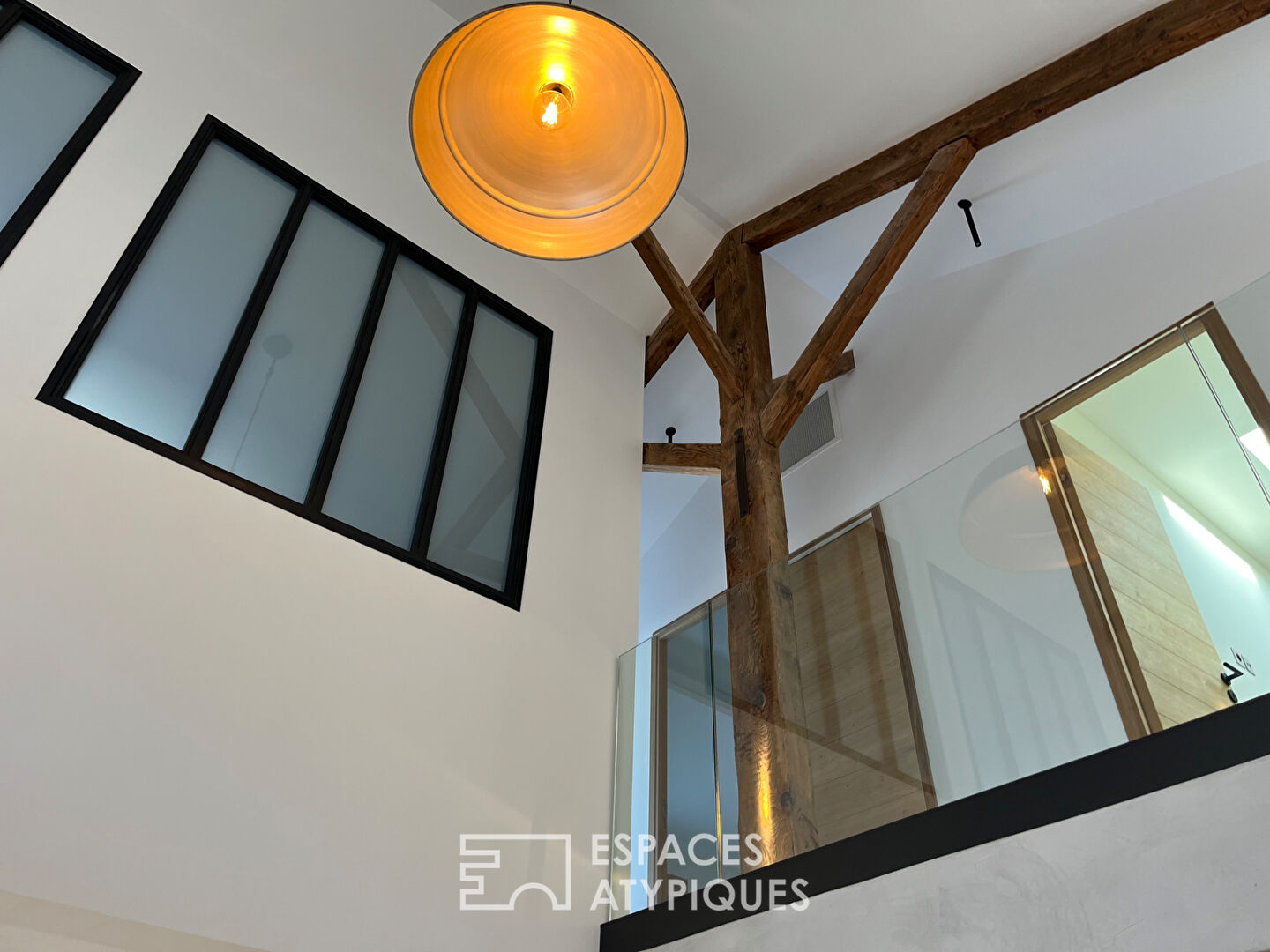 Réhabilitation contemporaine avec extérieur paysager et piscine