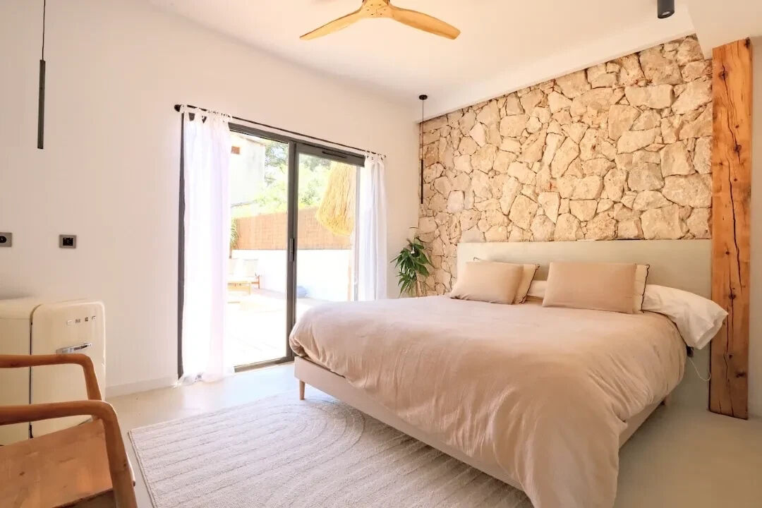 Réhabilitation contemporaine avec extérieur paysager et piscine