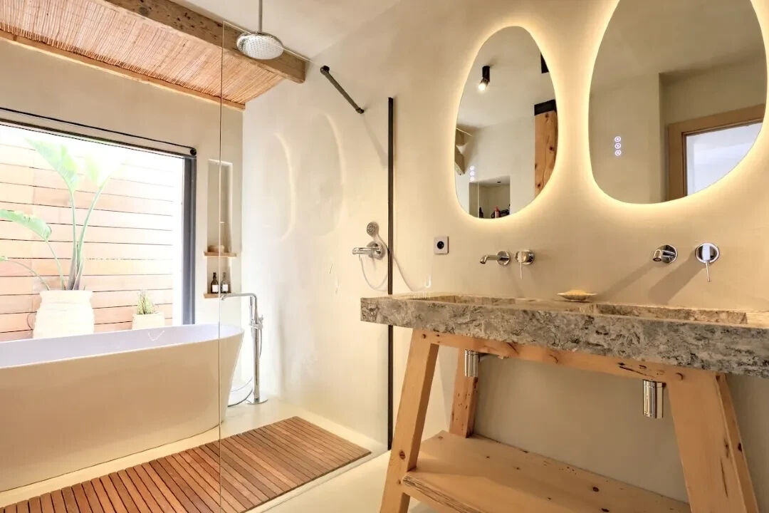 Réhabilitation contemporaine avec extérieur paysager et piscine