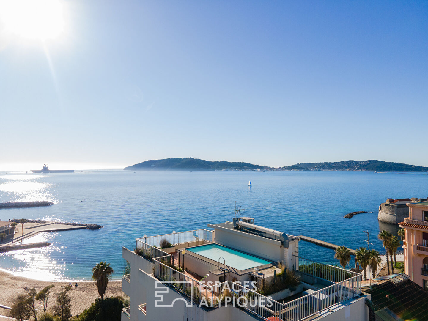 Top floor apartment with aerial sea view and roof terrace in Toulon