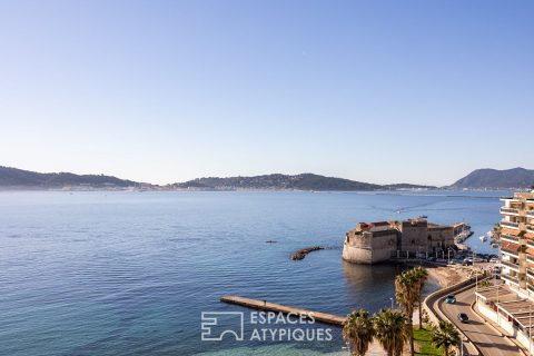 Top floor apartment with aerial sea view and roof terrace in Toulon