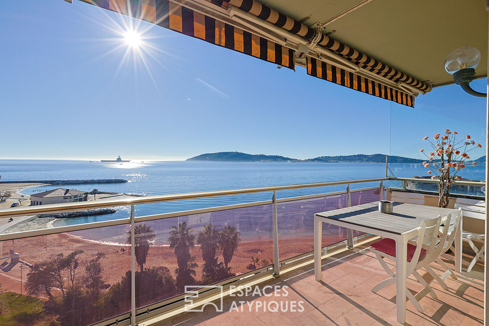 Top floor apartment with aerial sea view and roof terrace in Toulon