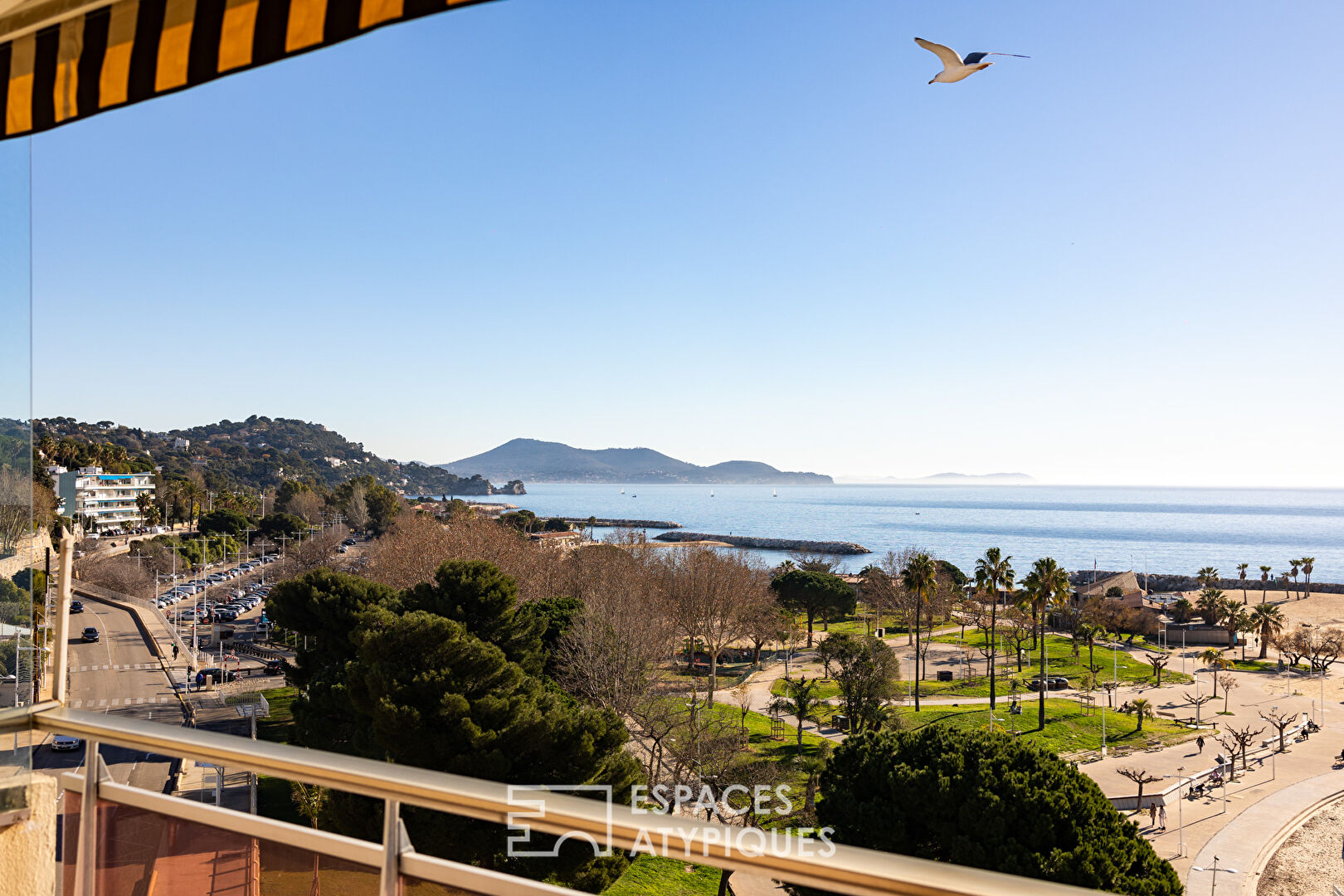 Top floor apartment with aerial sea view and roof terrace in Toulon