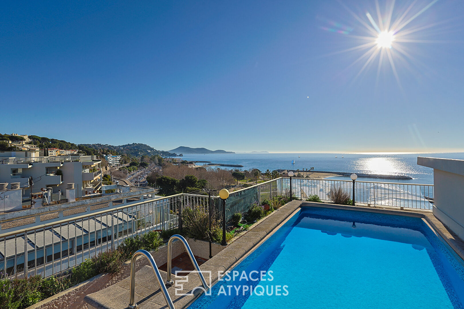 Top floor apartment with aerial sea view and roof terrace in Toulon