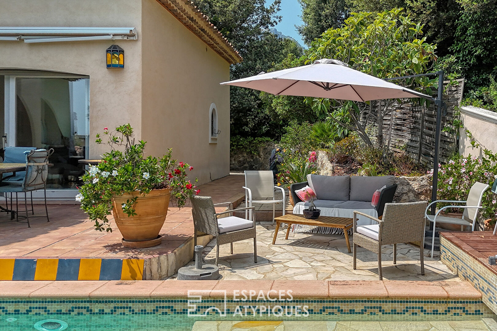 Villa avec piscine dans un écrin de verdure