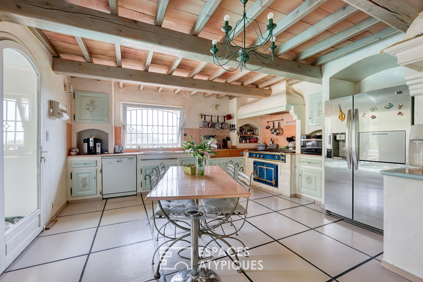 Villa avec piscine dans un écrin de verdure