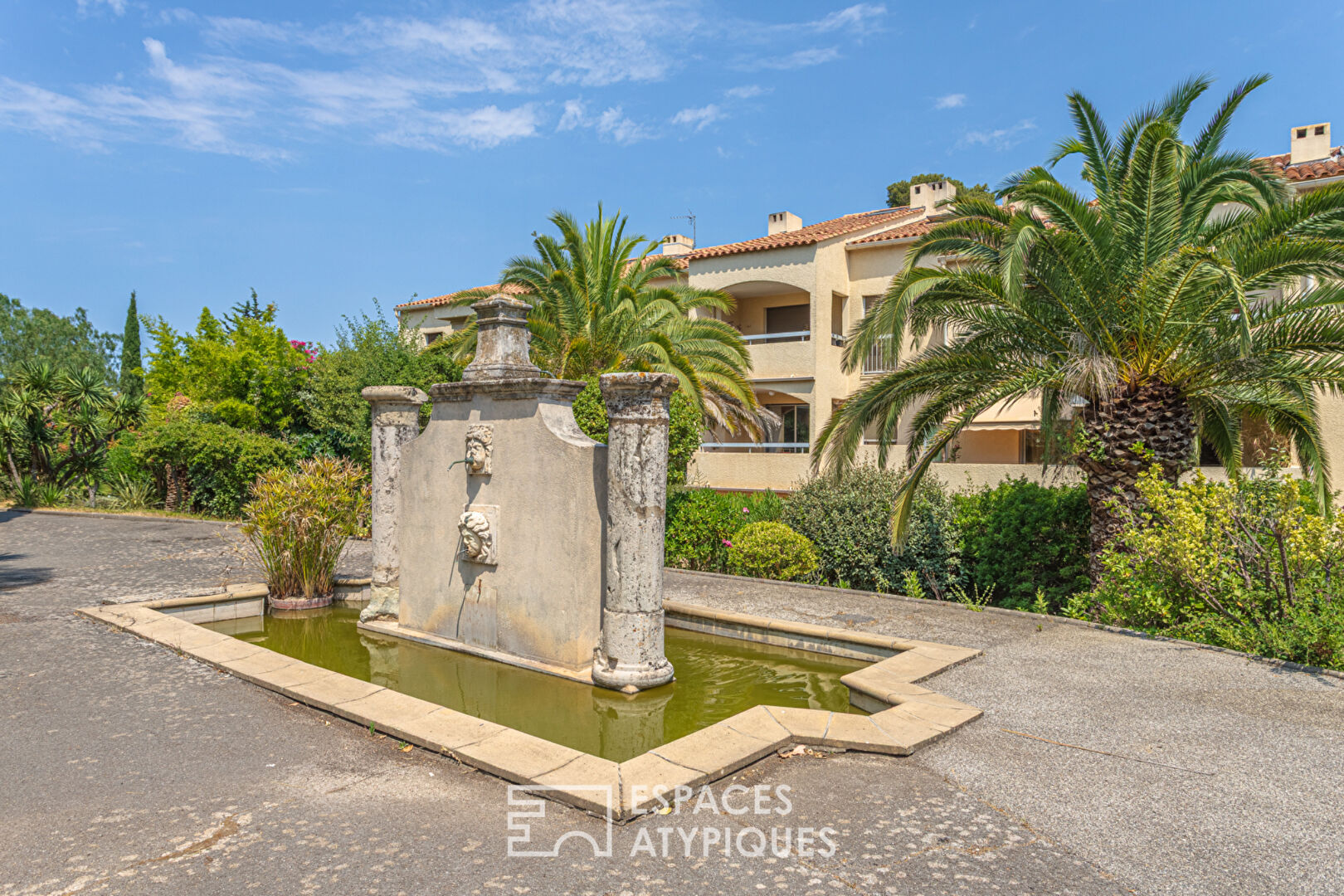 Top-floor duplex apartment near the sea in Cap Brun