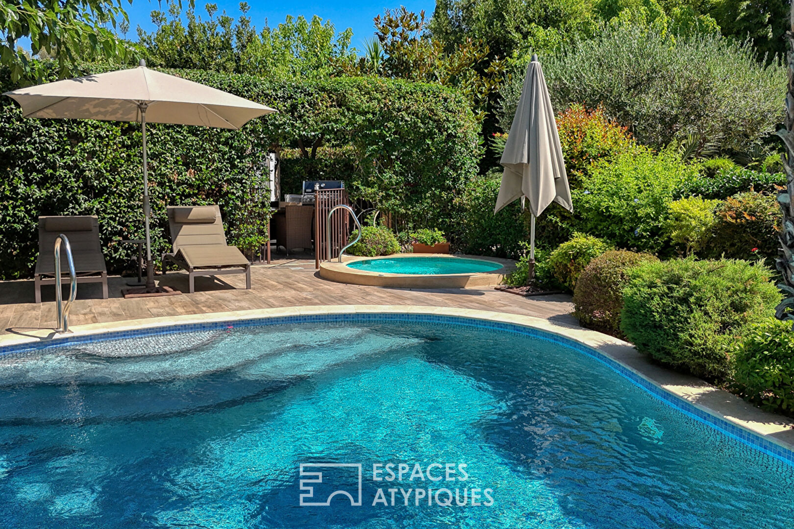 Maison d’architecte avec parc paysager et piscine