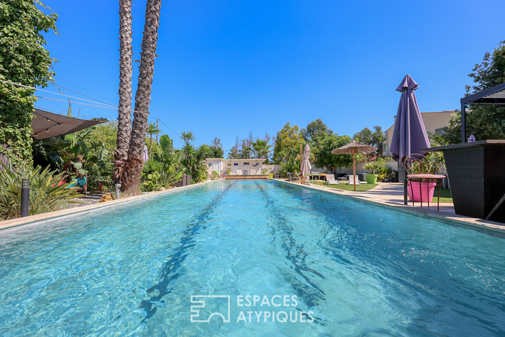 Ensemble immobilier grand format avec piscine hors norme