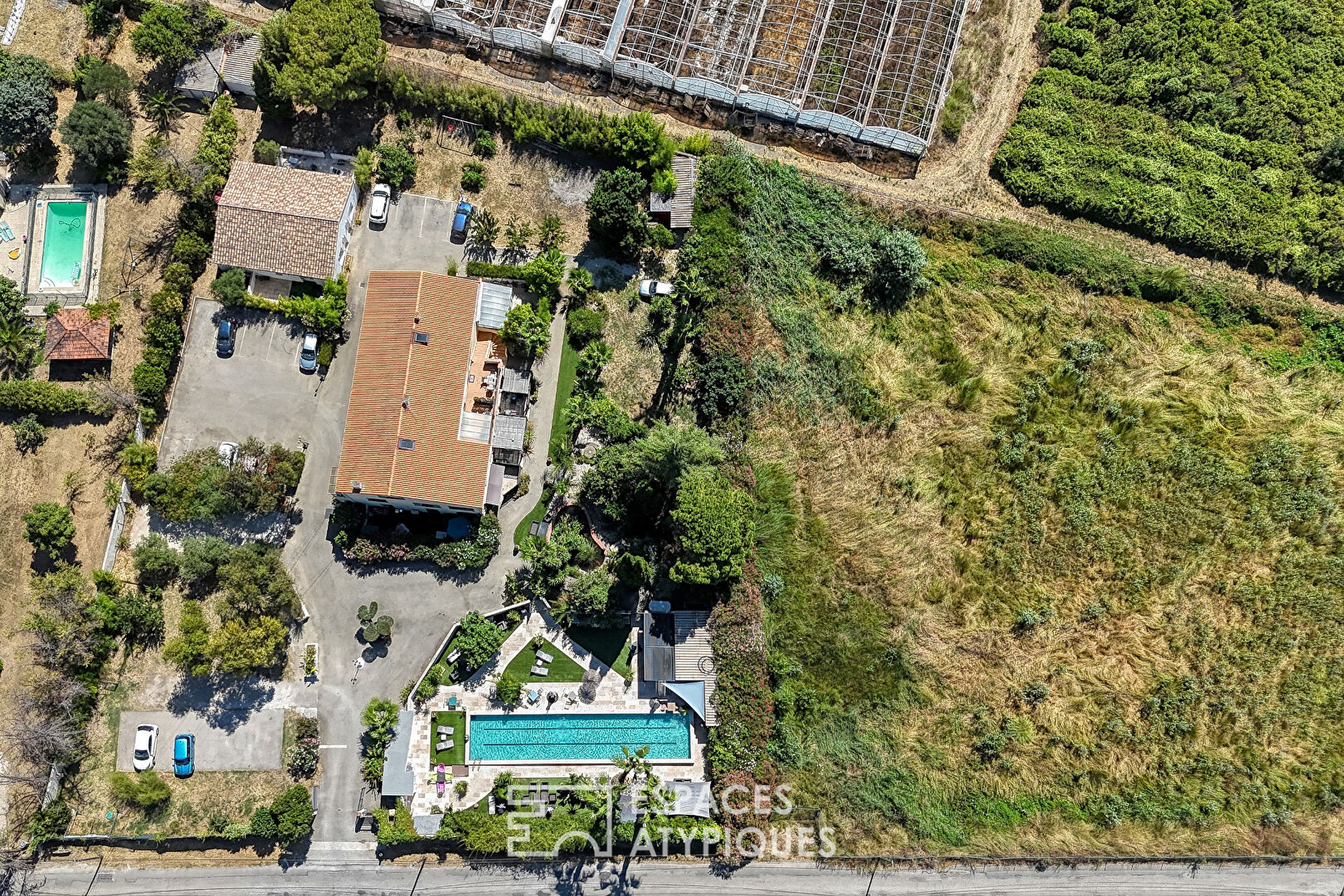 Ensemble immobilier grand format avec piscine hors norme