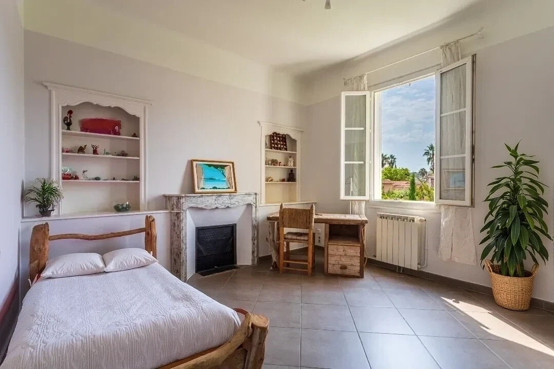 Propriété bourgeoise élégante avec jardin luxuriant au coeur de Hyères