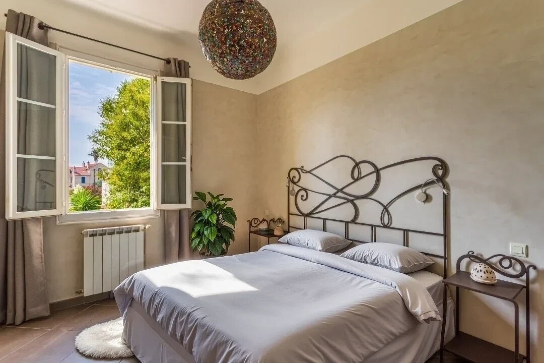 Propriété bourgeoise élégante avec jardin luxuriant au coeur de Hyères