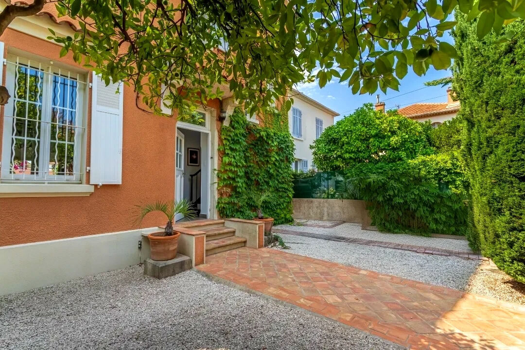 Propriété bourgeoise élégante avec jardin luxuriant au coeur de Hyères