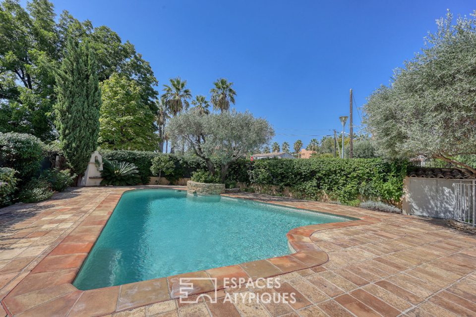 Belle bastide au coeur de Hyères dans une copropriété fermée sécurisée, à 2 pas des commerces, au calme avec superbe piscine