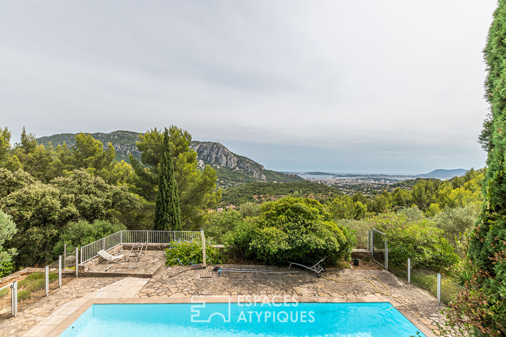 Authentic 19th century property with sea view and private park