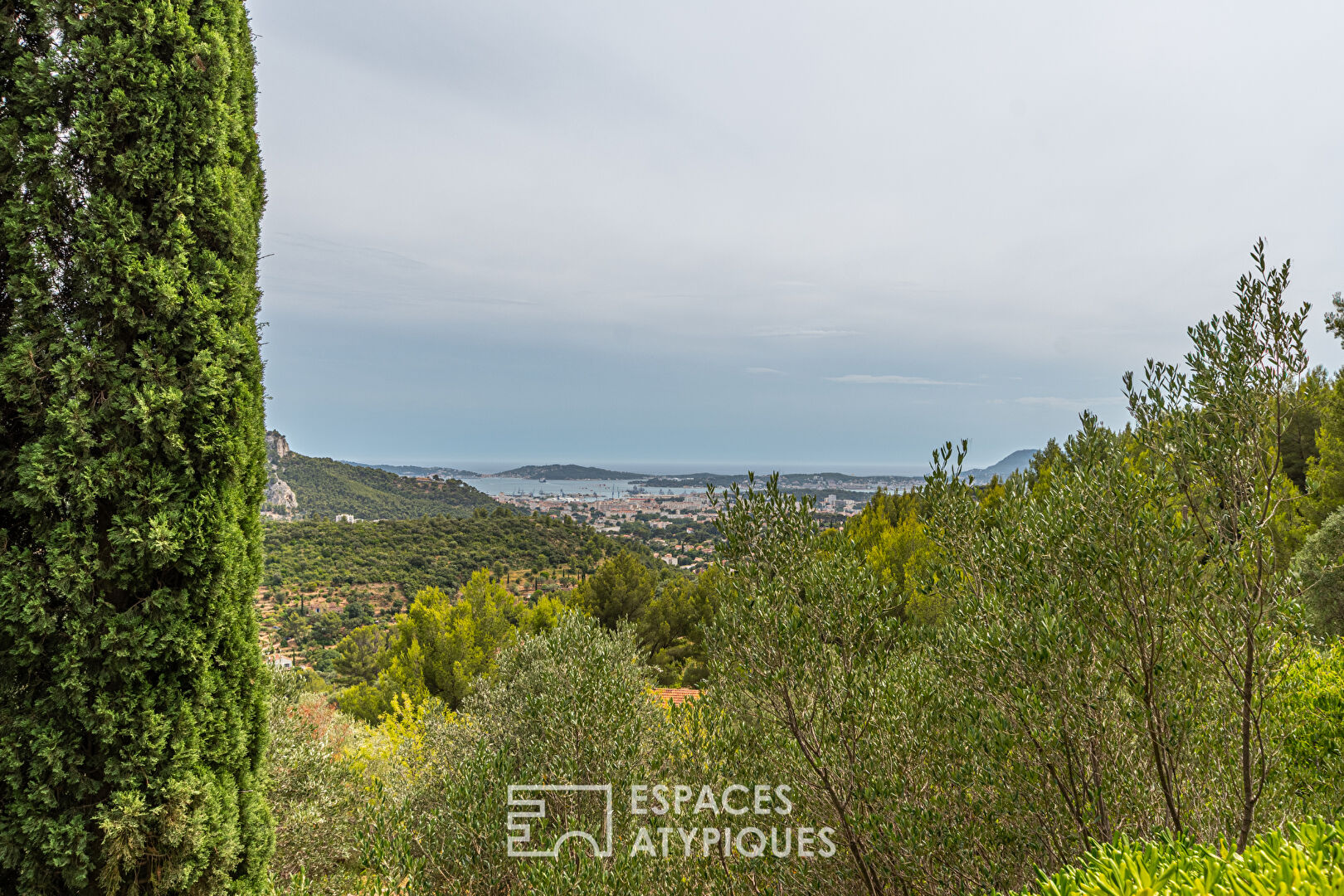 Authentic 19th century property with sea view and private park