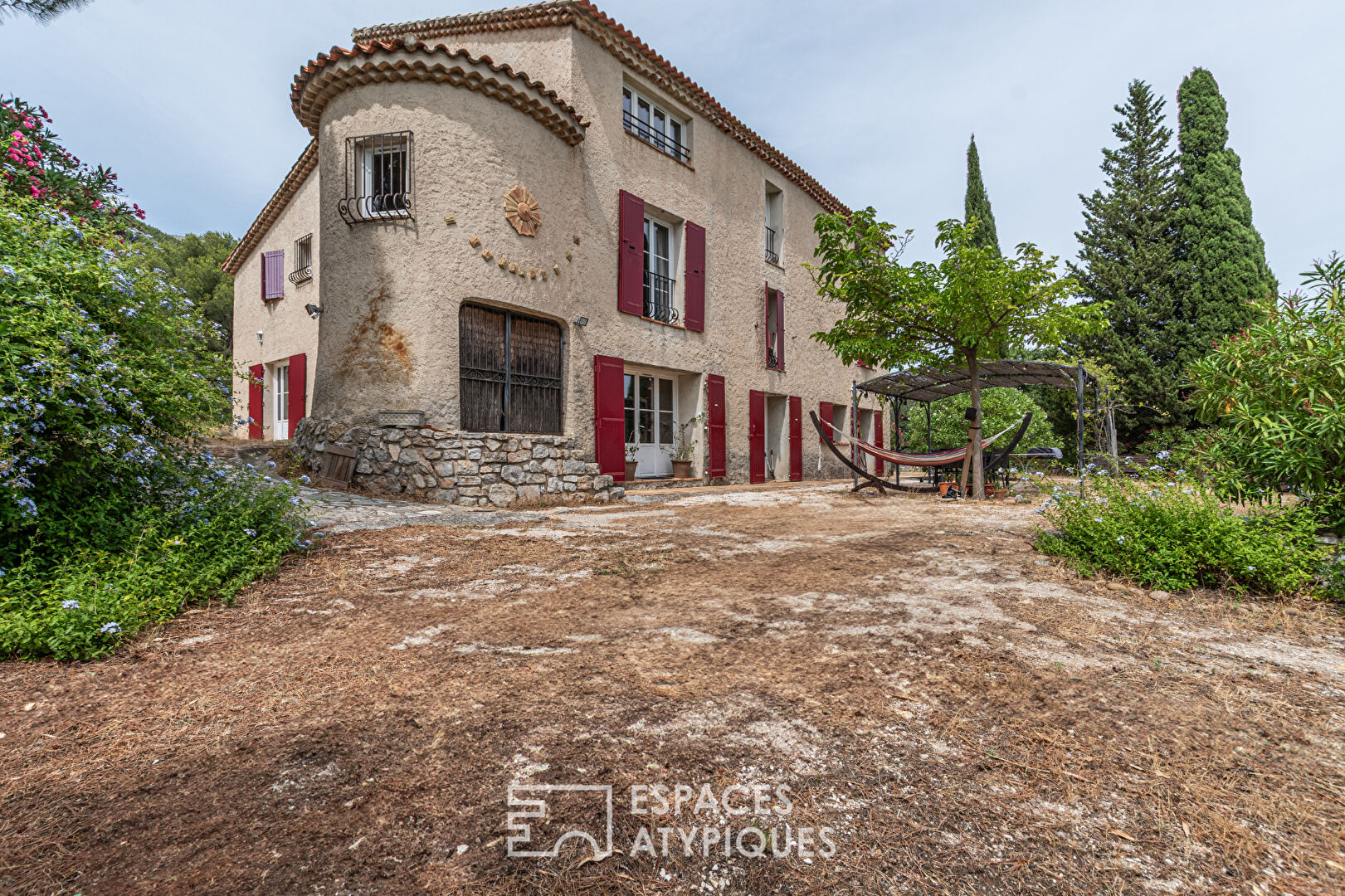 Authentic 19th century property with sea view and private park