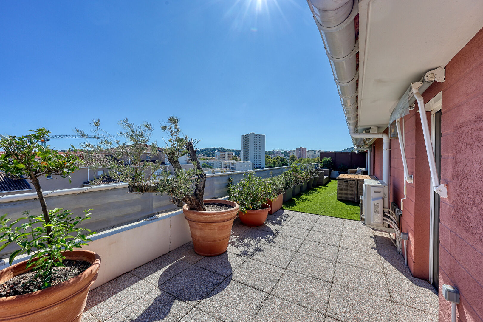 Contemporary top-floor apartment – 60 m2 terrace