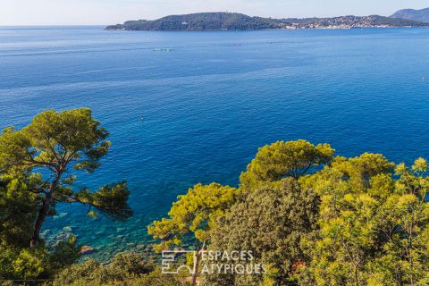 Ensemble de deux maisons dans un parc de verdure face à la mer