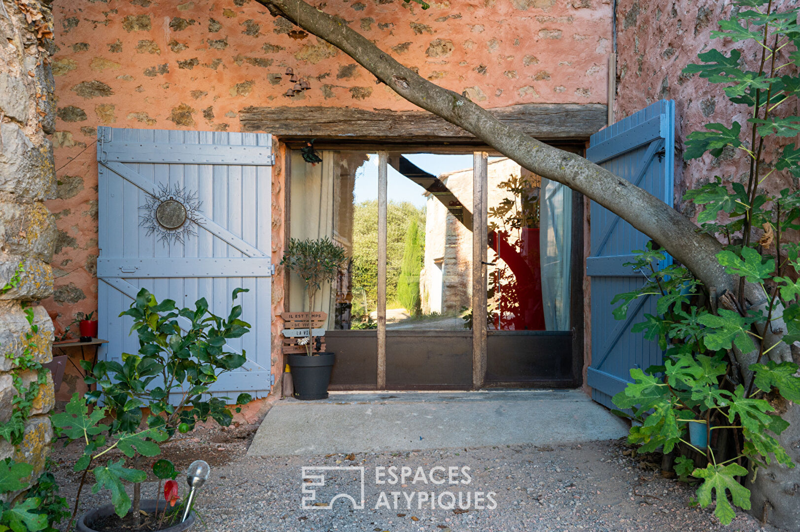 Maison en pierre rénovée avec piscine et jardin