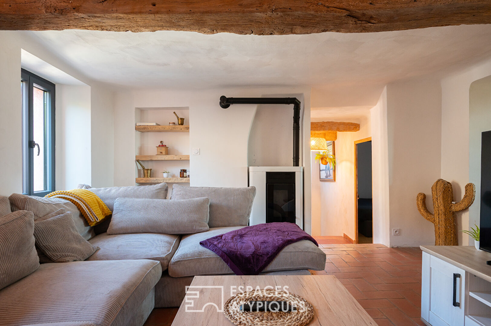 Maison en pierre rénovée avec piscine et jardin