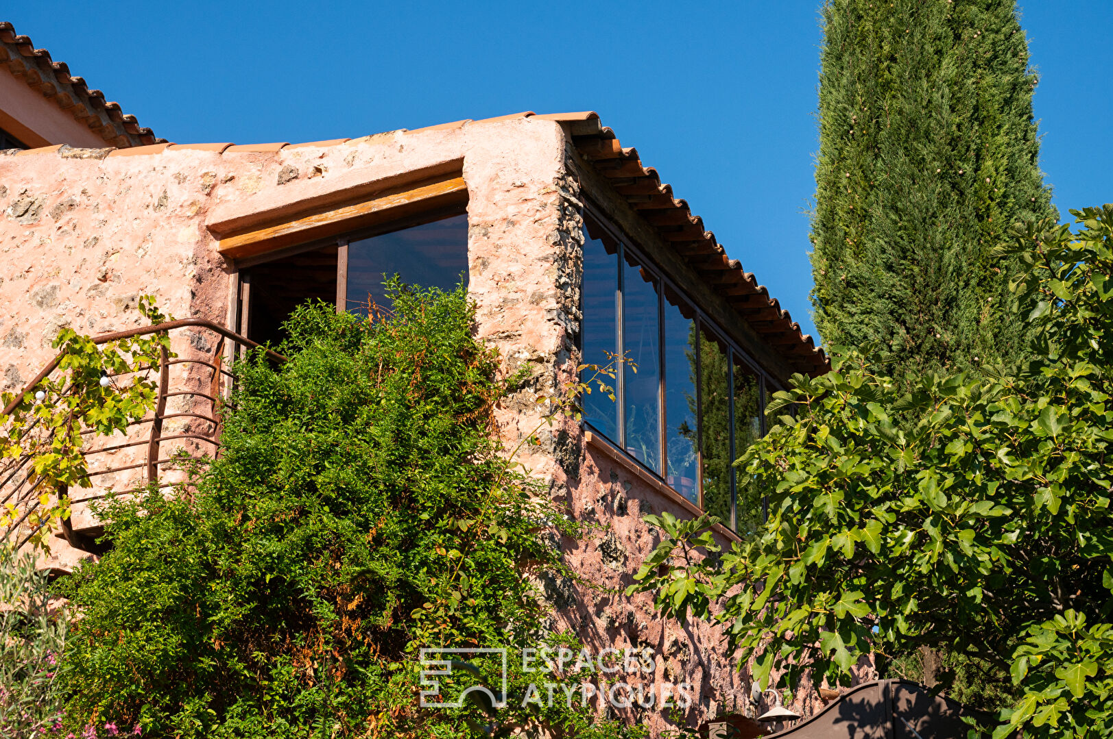 Maison en pierre rénovée avec piscine et jardin