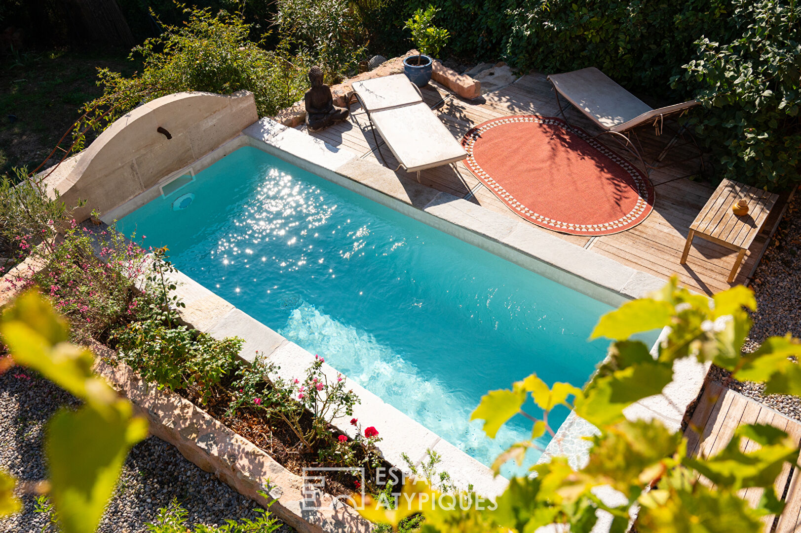 Maison en pierre rénovée avec piscine et jardin