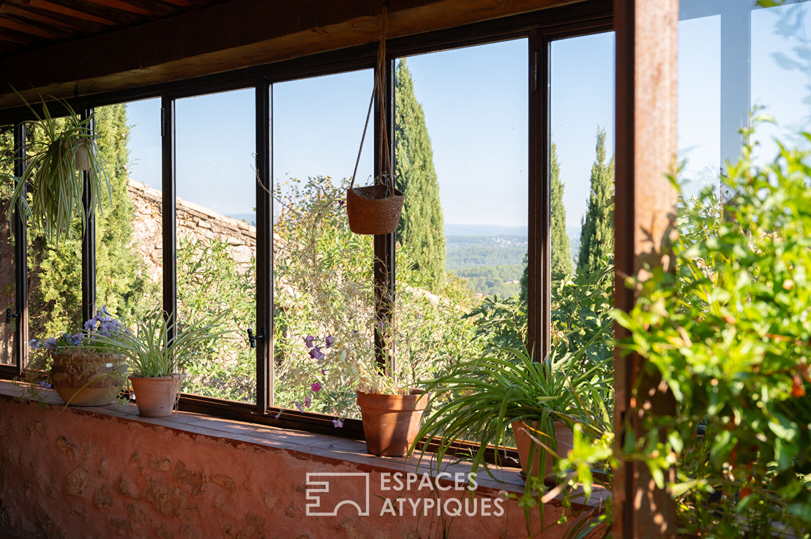 Maison en pierre rénovée avec piscine et jardin