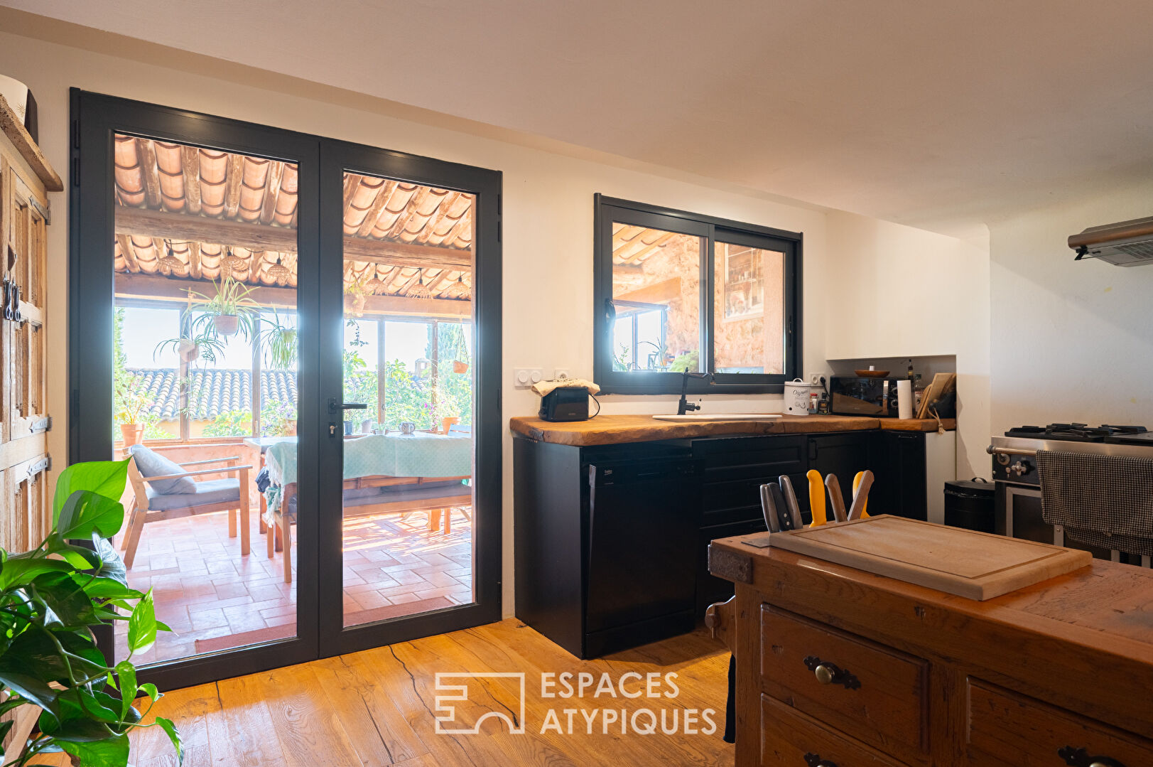 Maison en pierre rénovée avec piscine et jardin
