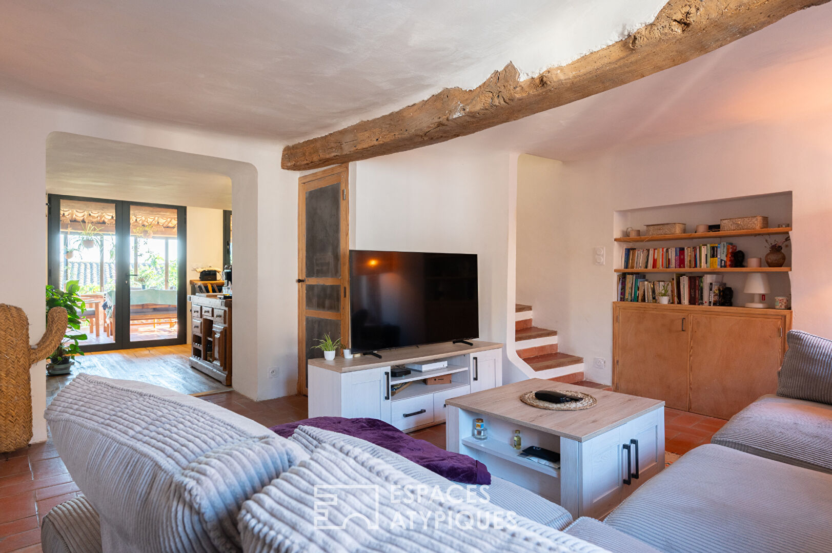 Maison en pierre rénovée avec piscine et jardin