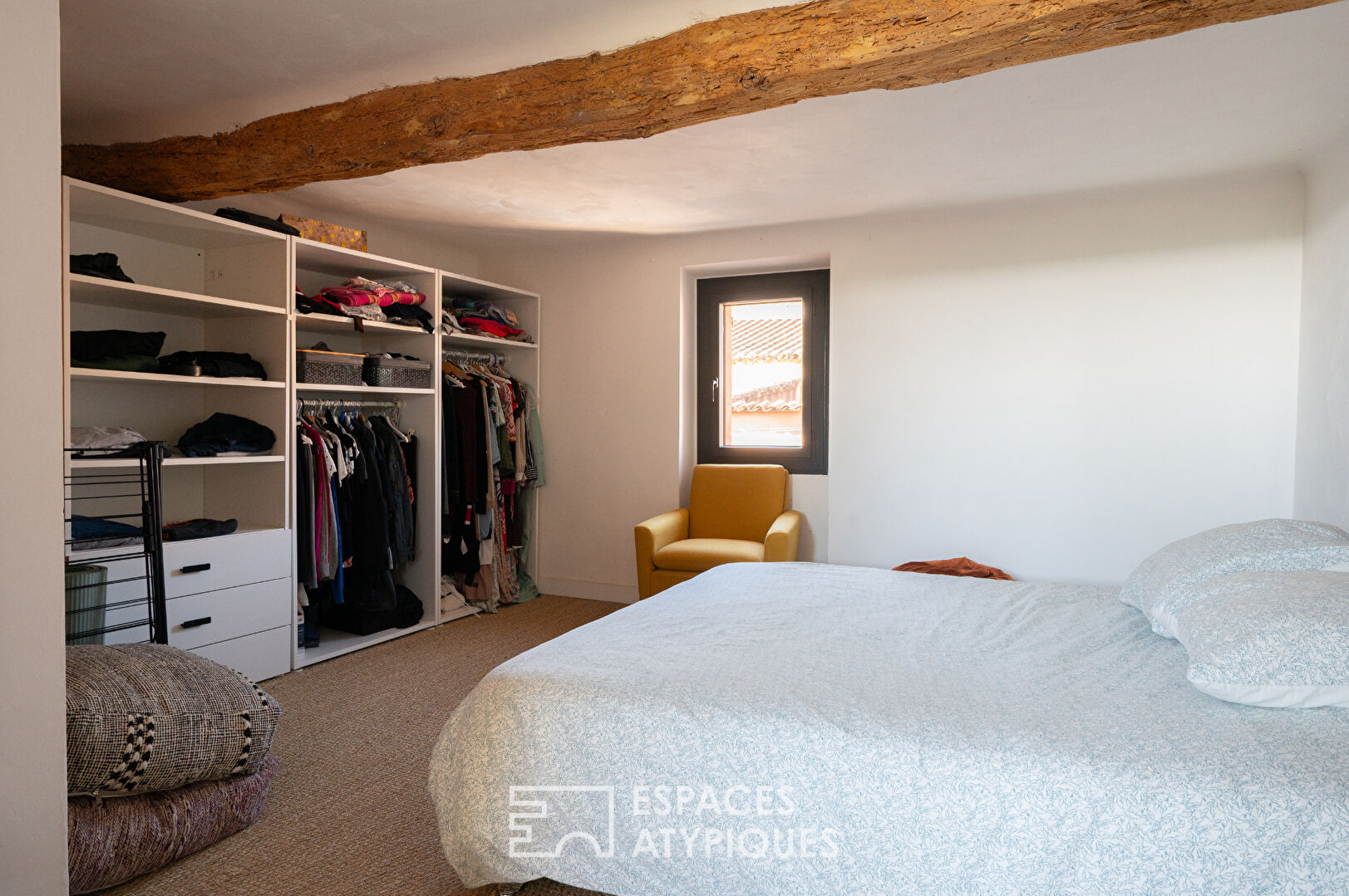 Maison en pierre rénovée avec piscine et jardin