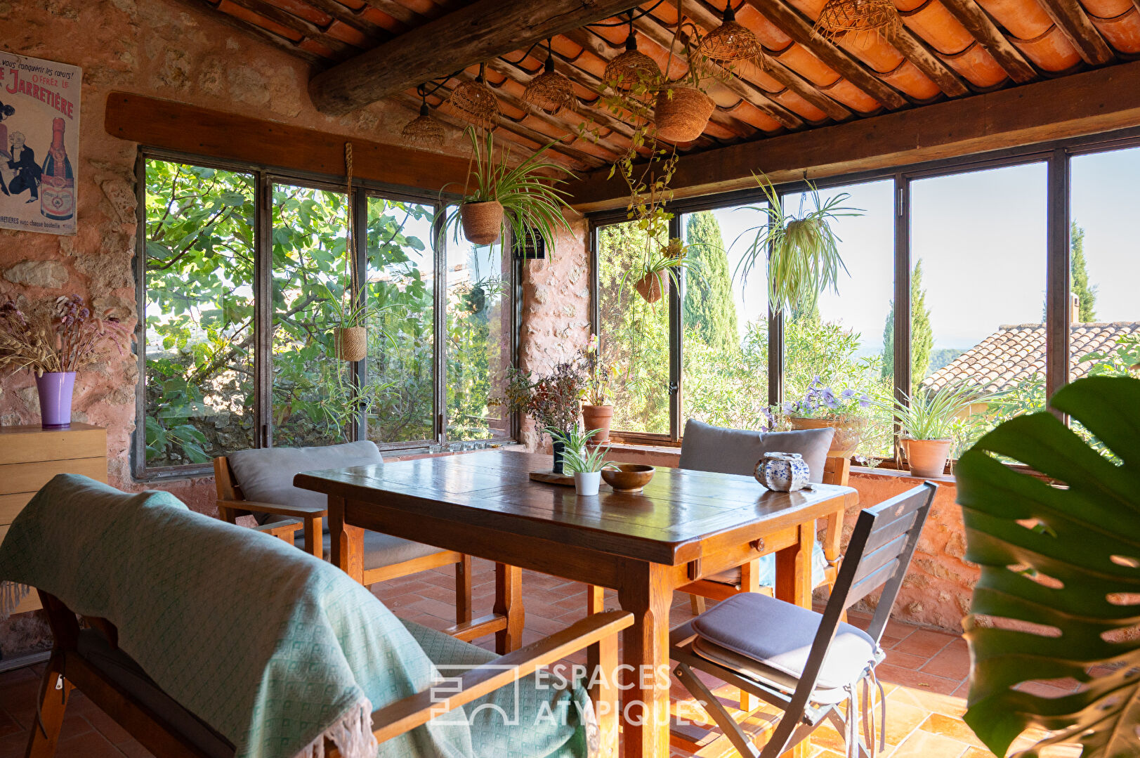 Maison en pierre rénovée avec piscine et jardin