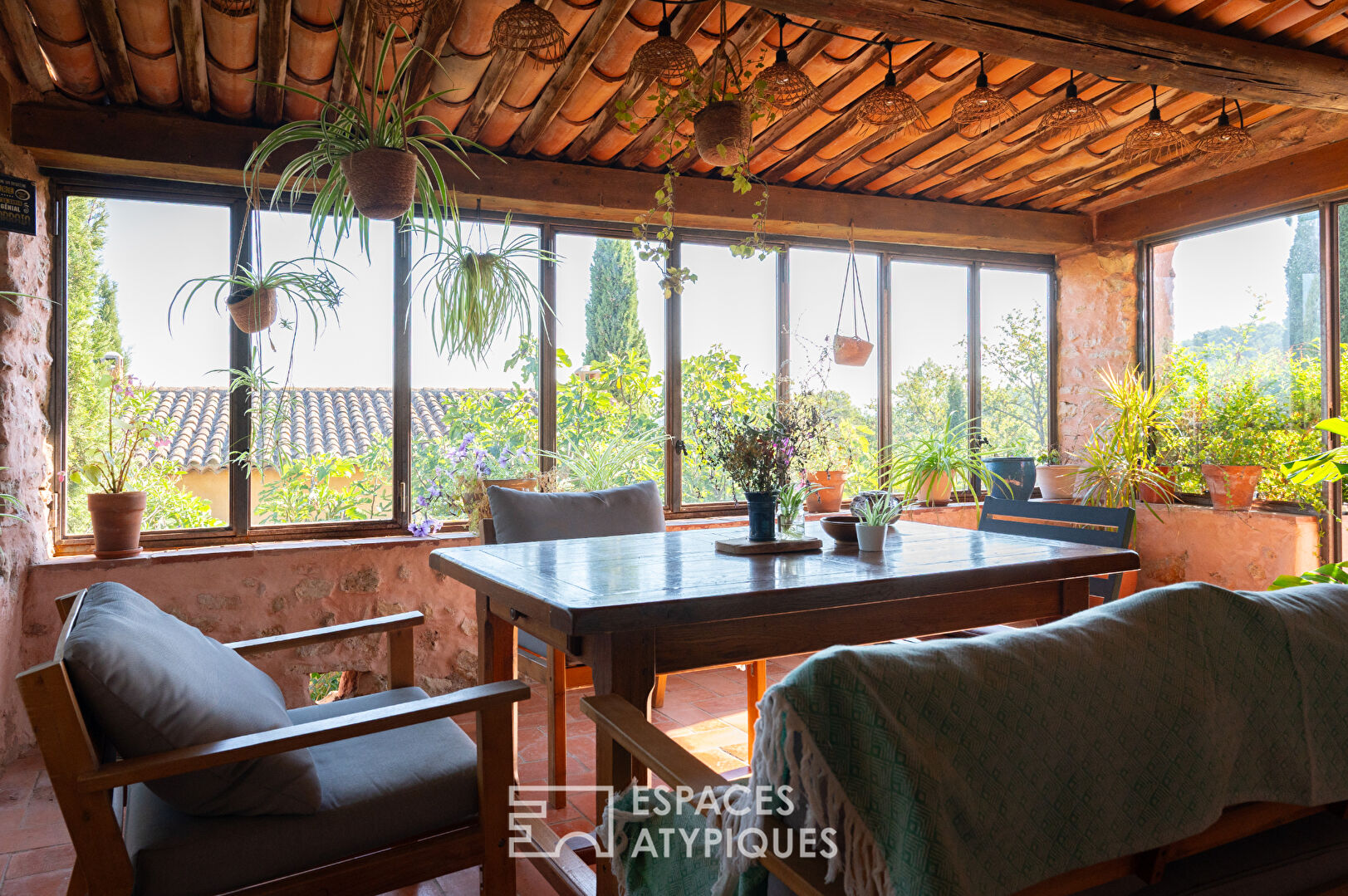Maison en pierre rénovée avec piscine et jardin