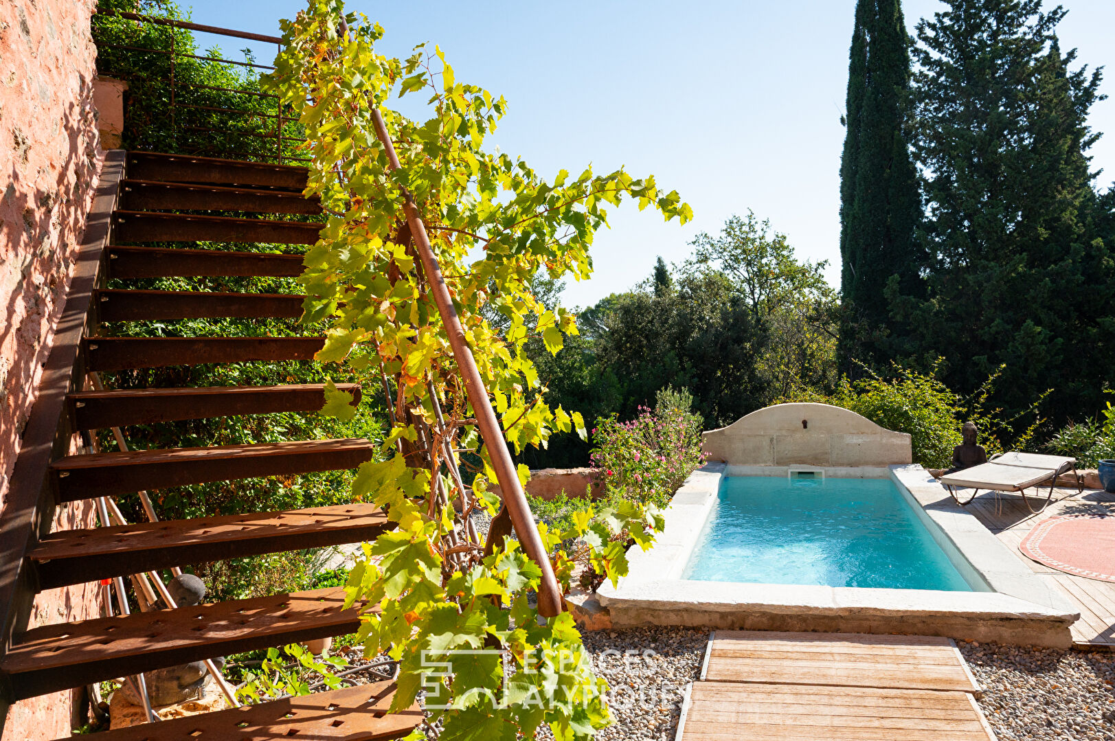 Maison en pierre rénovée avec piscine et jardin