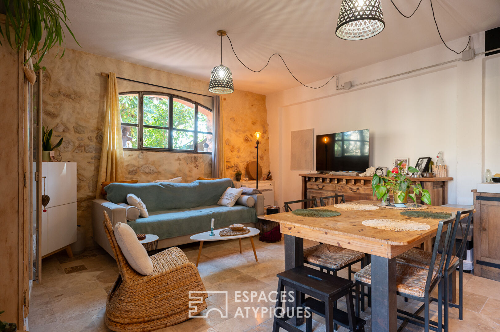 Maison en pierre rénovée avec piscine et jardin